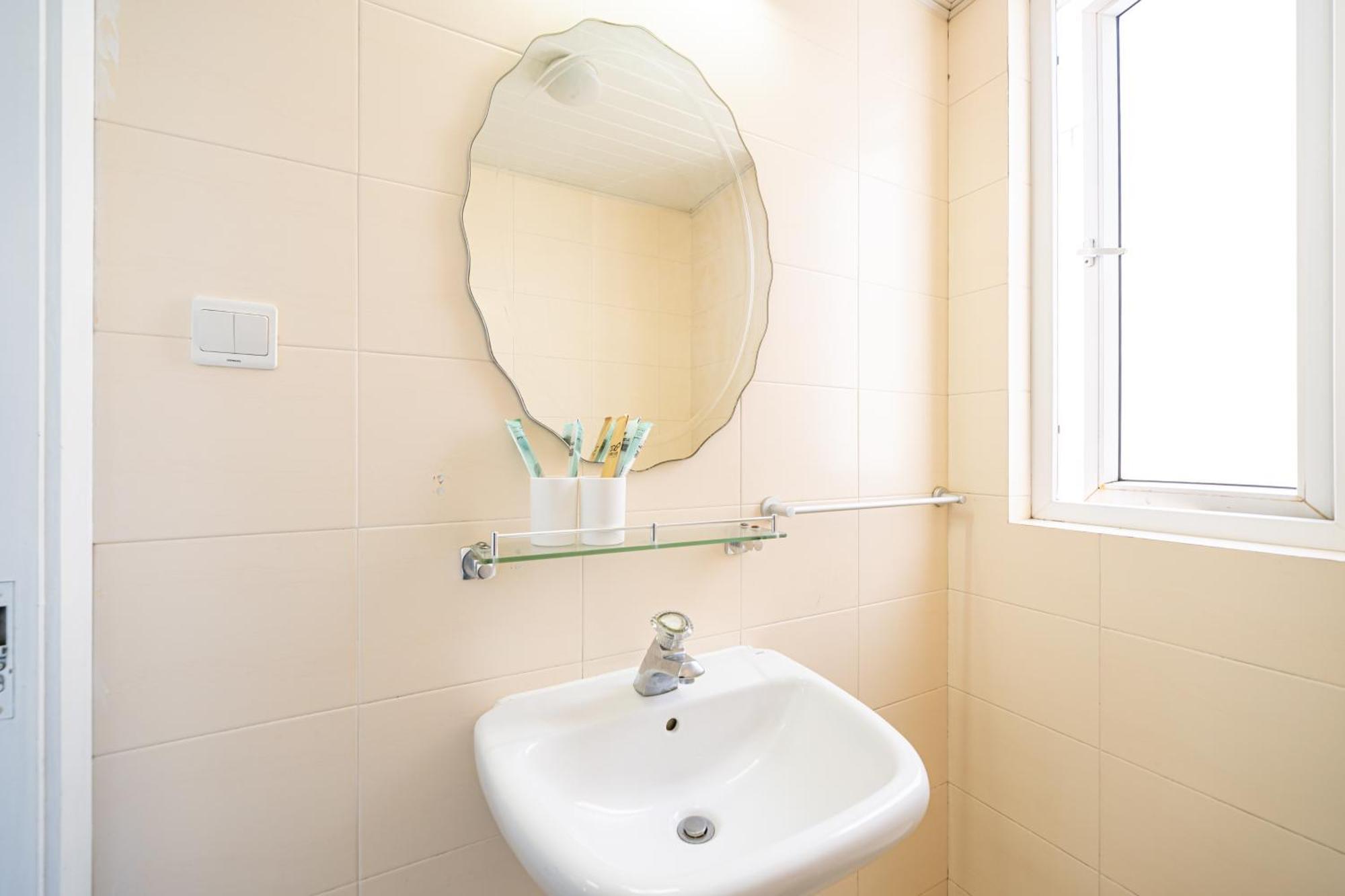 Jinan Apt,3 Bedrooms,2 Bathrooms,jing'an District Apartment *