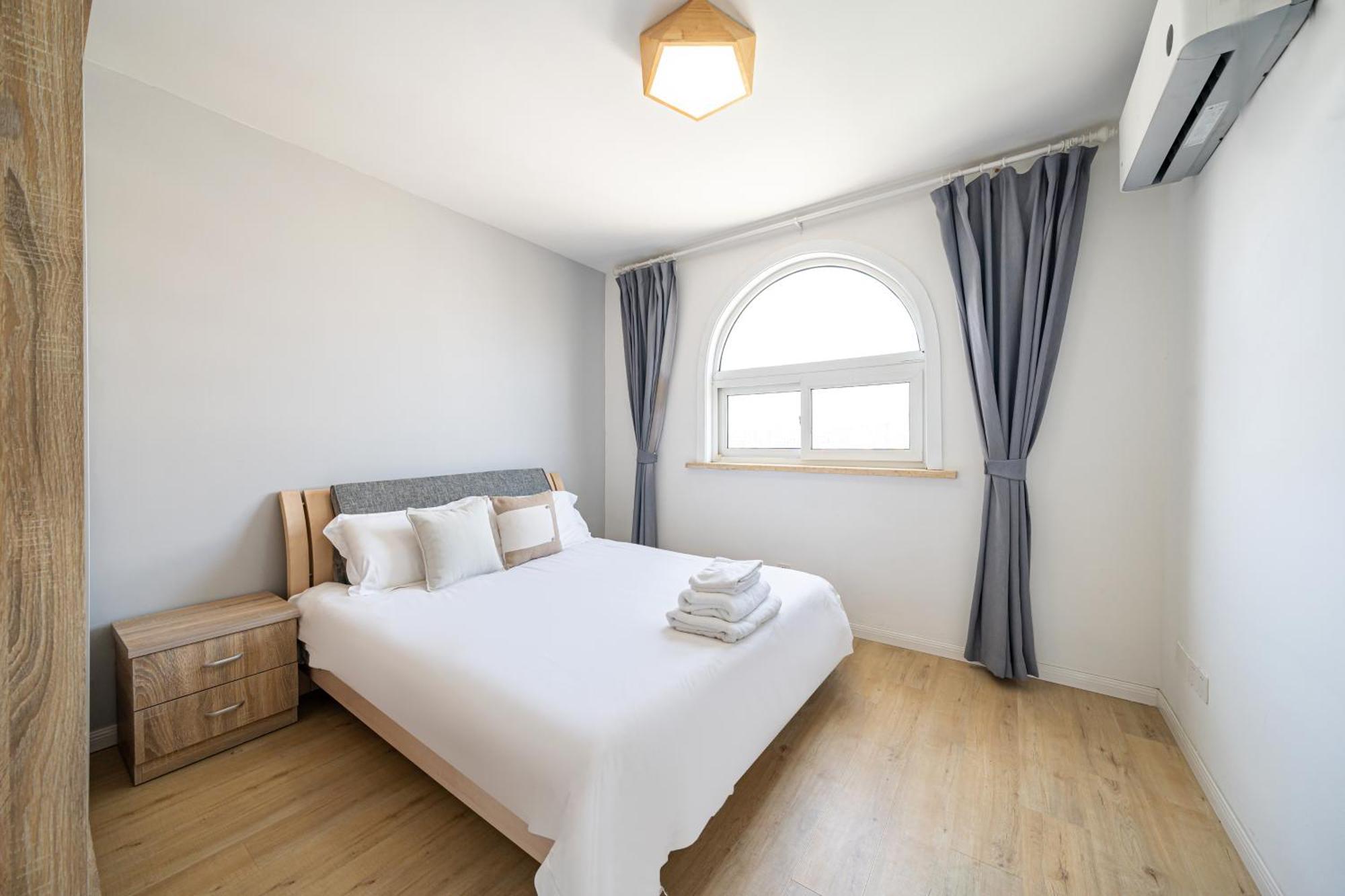 Jinan Apt,3 Bedrooms,2 Bathrooms,jing'an District * Shanghai