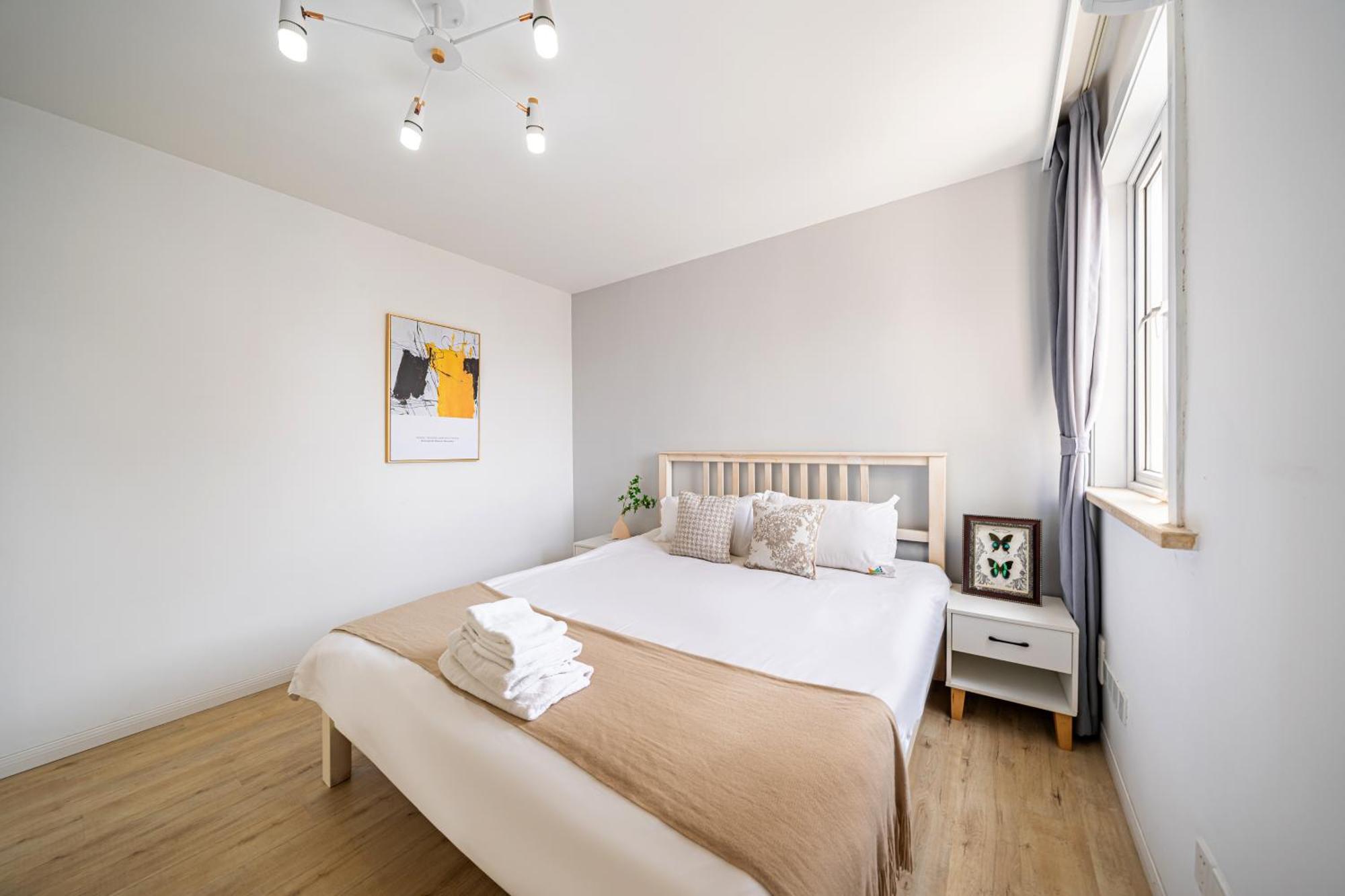 Jinan Apt,3 Bedrooms,2 Bathrooms,jing'an District Apartment