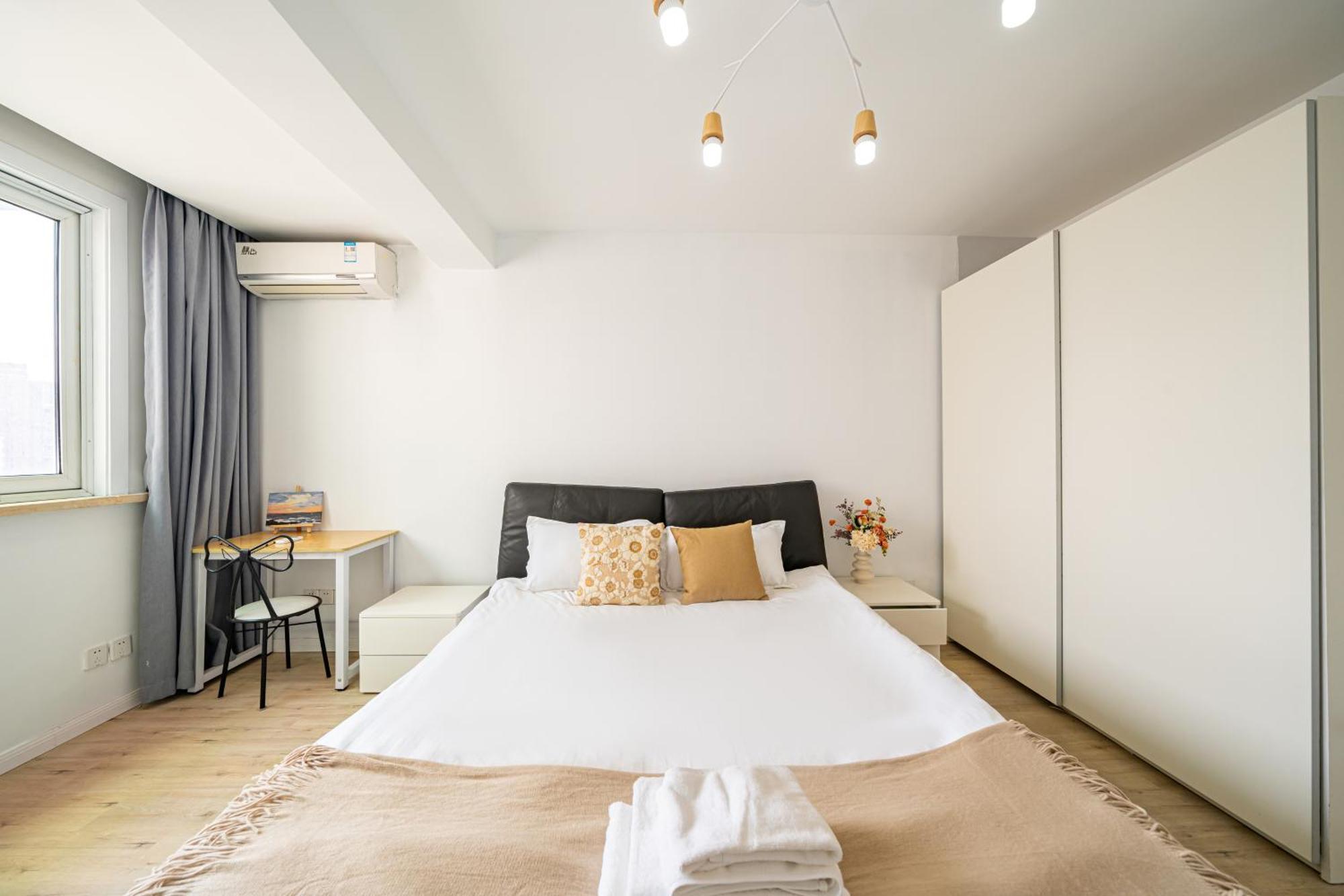 Apartment Jinan Apt,3 Bedrooms,2 Bathrooms,jing'an District *