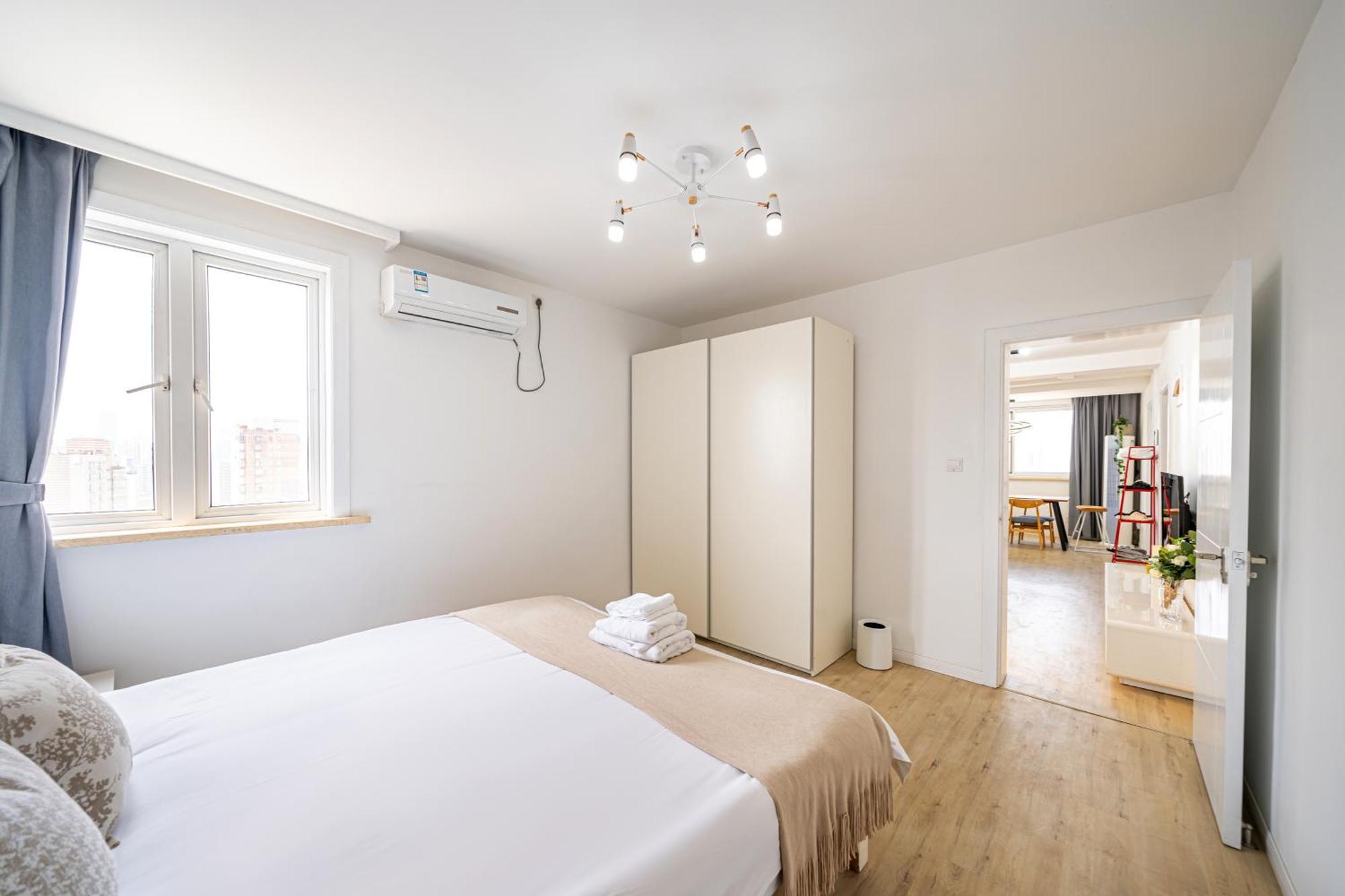 Jinan Apt,3 Bedrooms,2 Bathrooms,jing'an District Shanghai