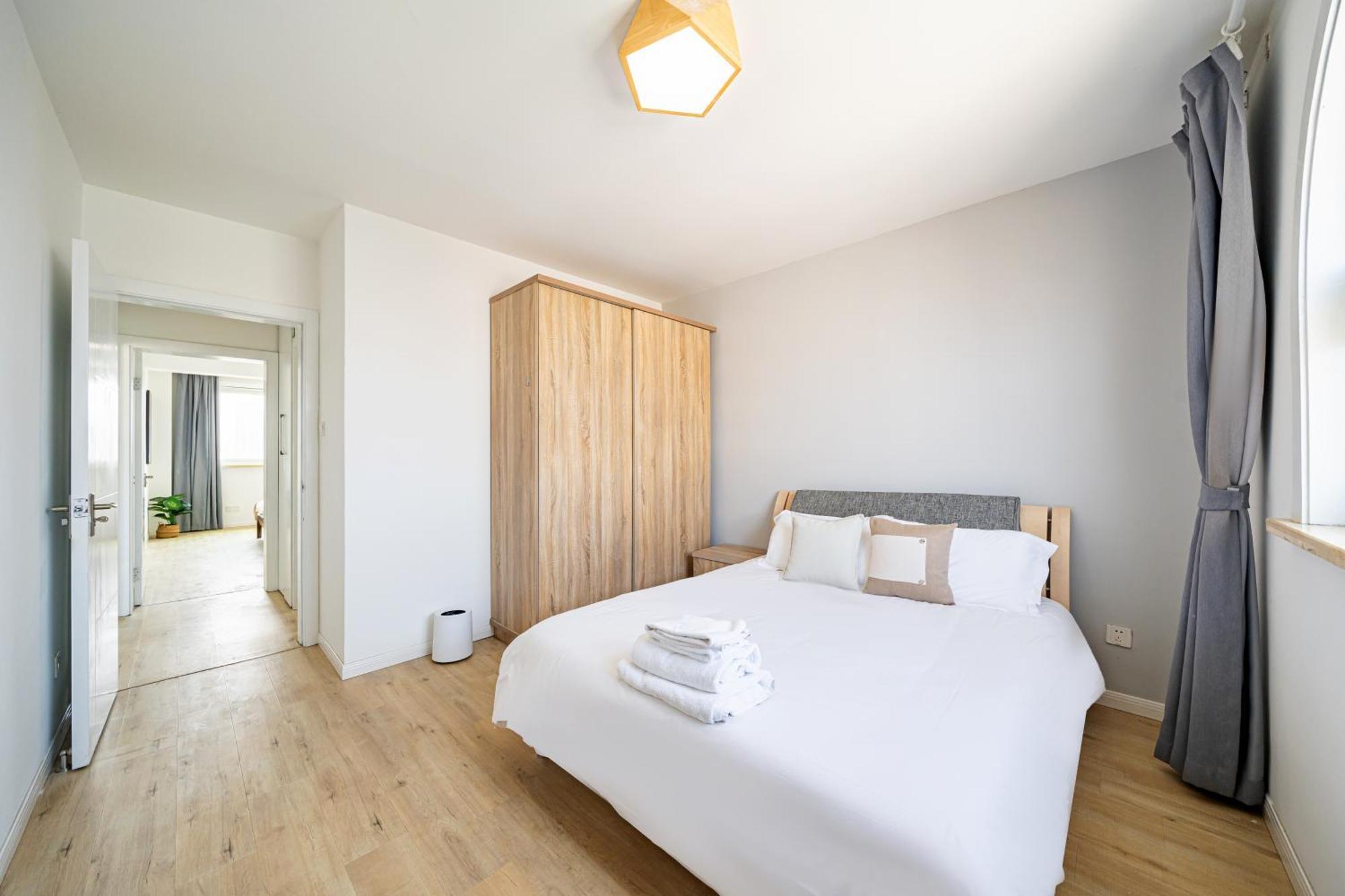 Jinan Apt,3 Bedrooms,2 Bathrooms,jing'an District Shanghai