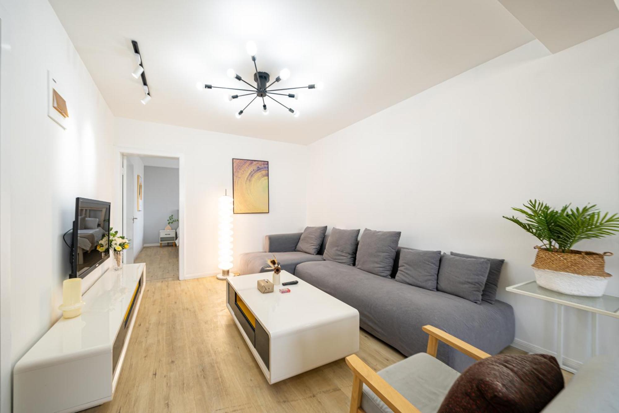 Jinan Apt,3 Bedrooms,2 Bathrooms,jing'an District Apartment *
